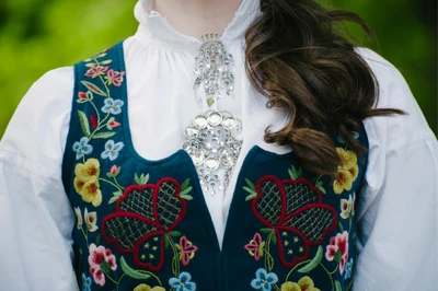 Vinn en Bunad – Norsk Folkedrakt Med Stolthet